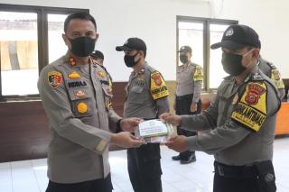 Bhayangkari Polres Purwakarta Berikan Bantuan Berupa Masker, Obat-obatan, dan Vitamin